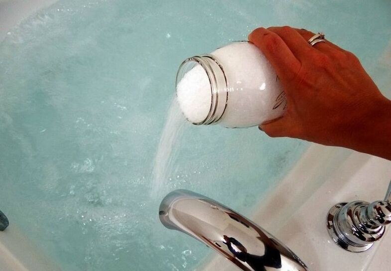 Taking a bath with lemonade to enlarge the penis